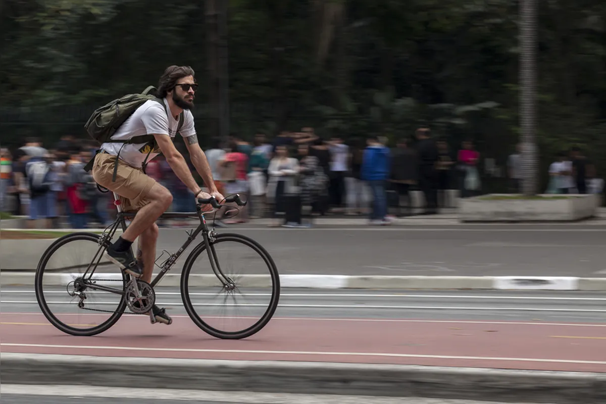 Trocar o carro próprio pela bicicleta é uma das formas de contribuir para a conservação do meio ambiente 