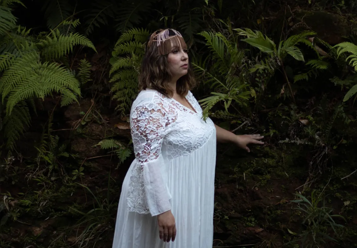 Cantora e atriz, Camila Taari atua na Cia Relatos Tricantumconto, compõe o grupo de samba feminino Fruta Gogoia e o Grupo Vocal Entre Nós, entre outros trabalhos