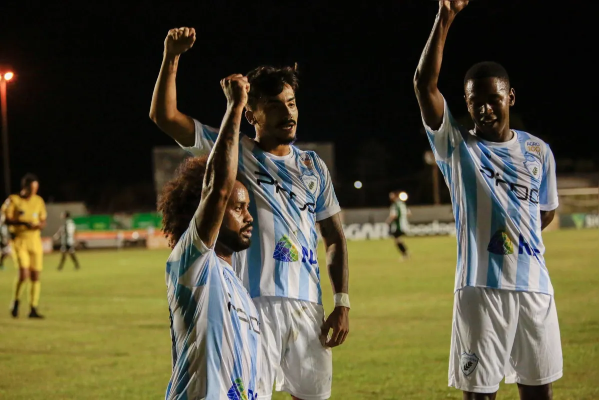 Celsinho protesta contra o racismo após marcar um gol conta o Coritiba pela série B