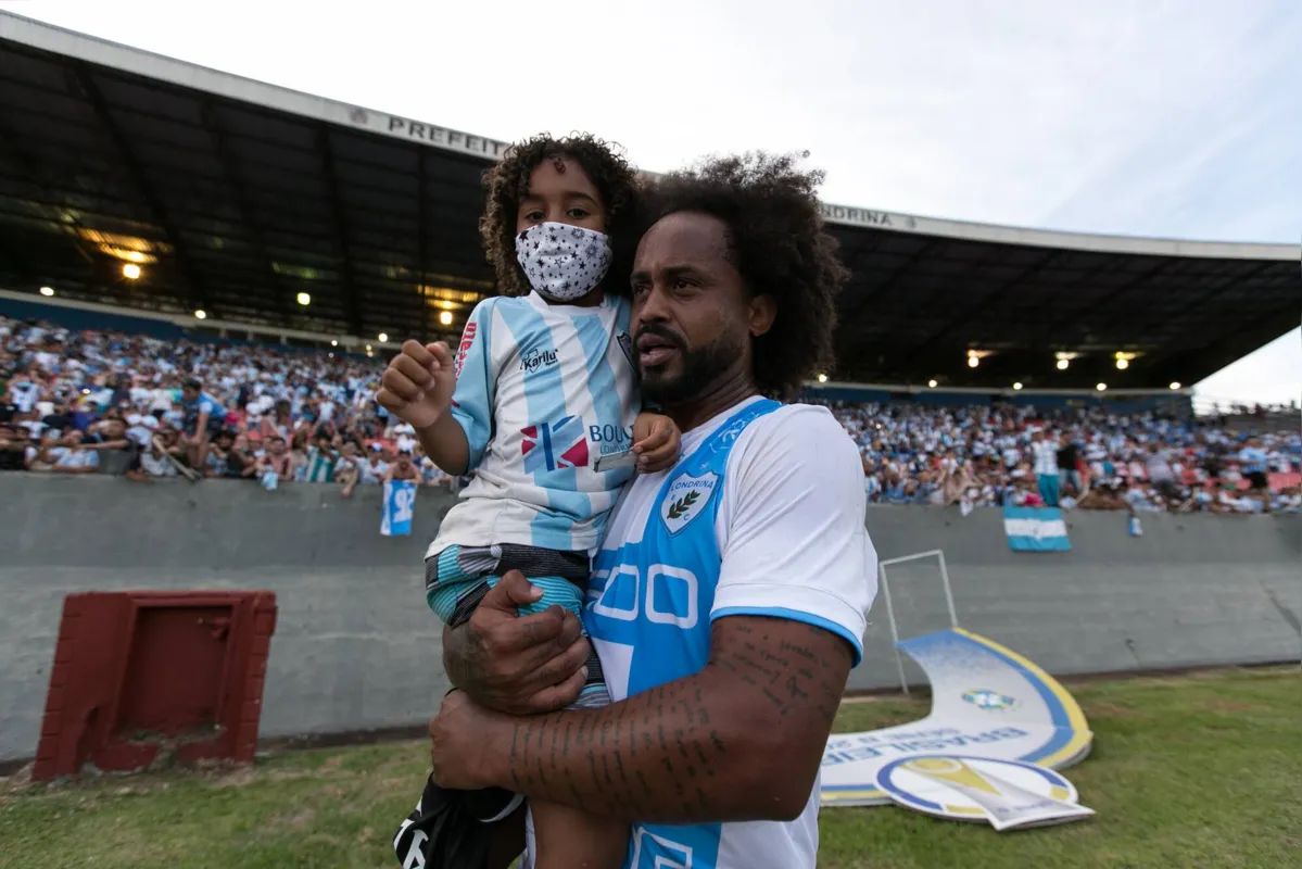 Celsinho comemora a permanência do LEC na série B após o jogo com o Vasco, sua última partida com a camisa alviceleste