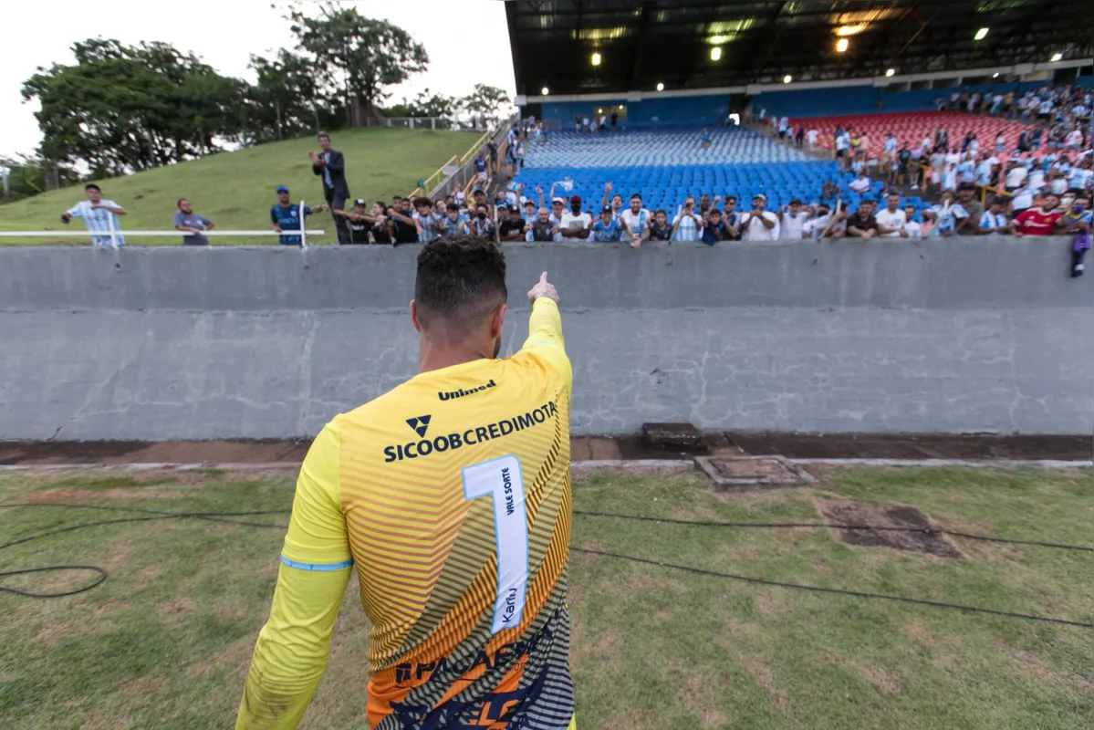 César comemora com a torcida a permanência na série B, após a vitória contra o Vasco na última rodada