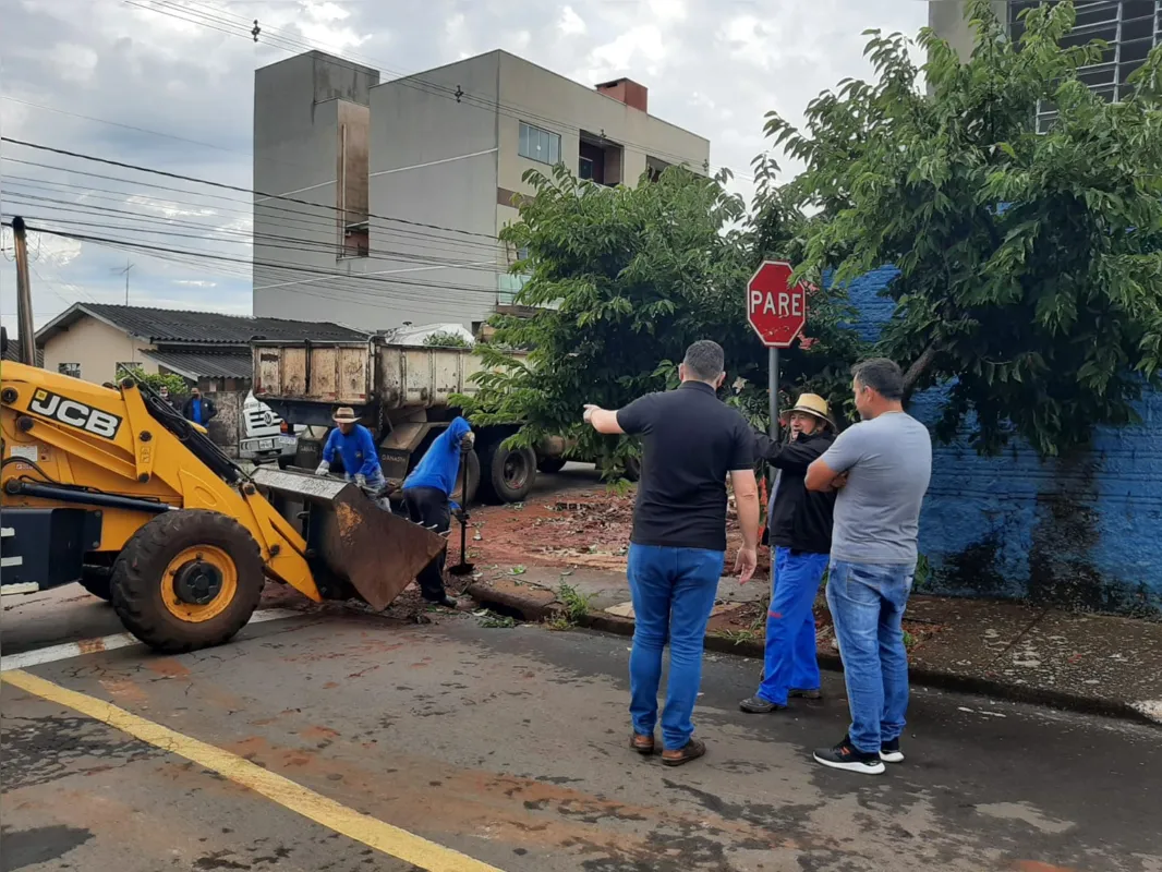 Equipes da Prefeitura e da Defesa Civil realizam reparos na manhã desta quinta-feira