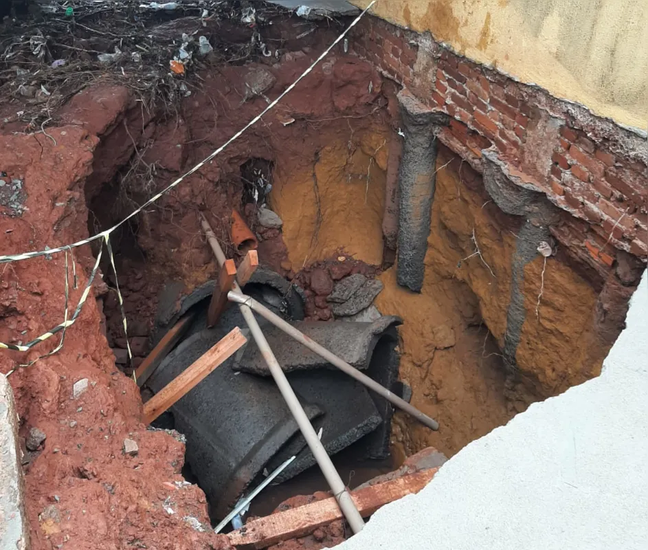 O temporal rompeu uma tubulação de águas pluviais na rua Nagib Daher, no Centro de Apucarana