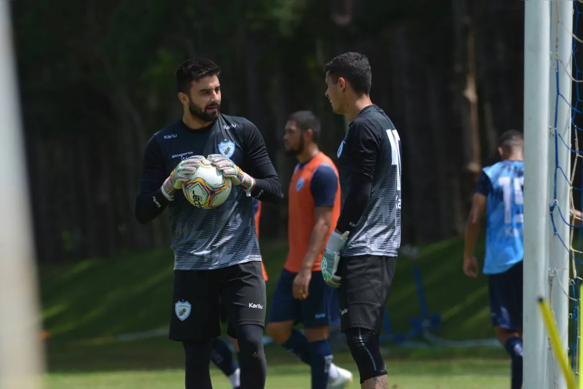 Com a saída de César, Matheus Albino pode voltar a defender o gol do Londrina em 2022