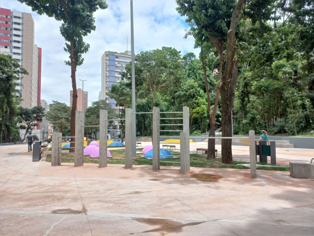 Na terça-feira, trabalhadores se concentravam no acabamento de alguns mobiliários