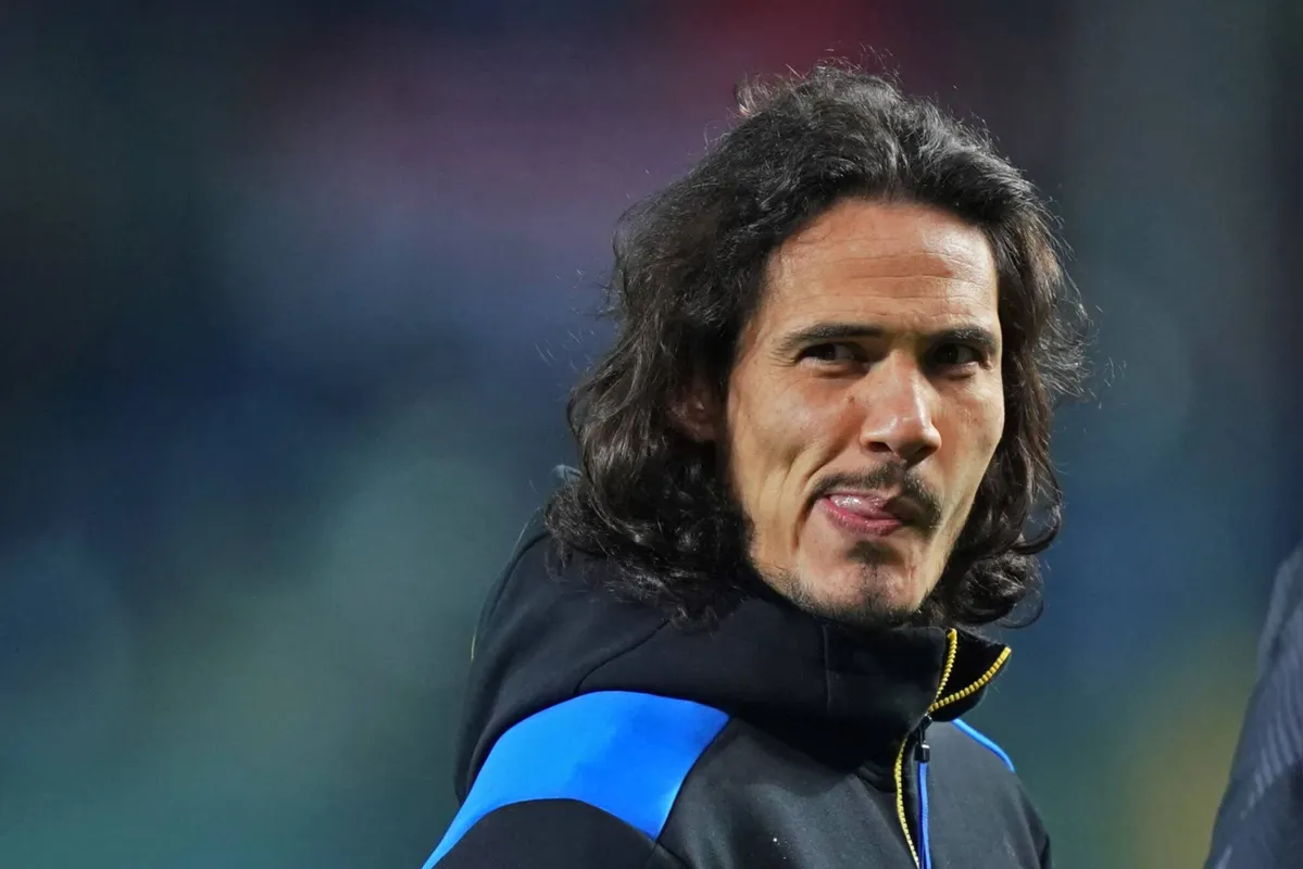 Imagem ilustrativa da imagem Corinthians aguarda resposta de Cavani e mantém Luis Suárez no radar