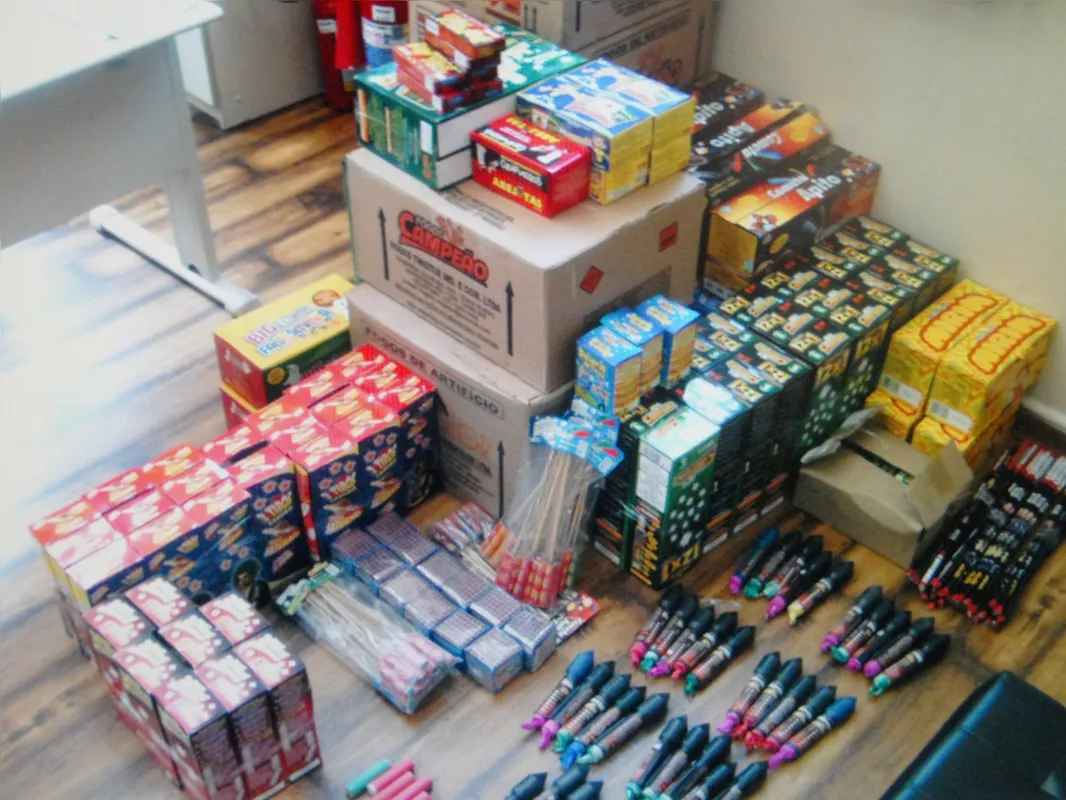 O manuseio de fogos de artifício precisa ser feito com responsabilidade e segurança.