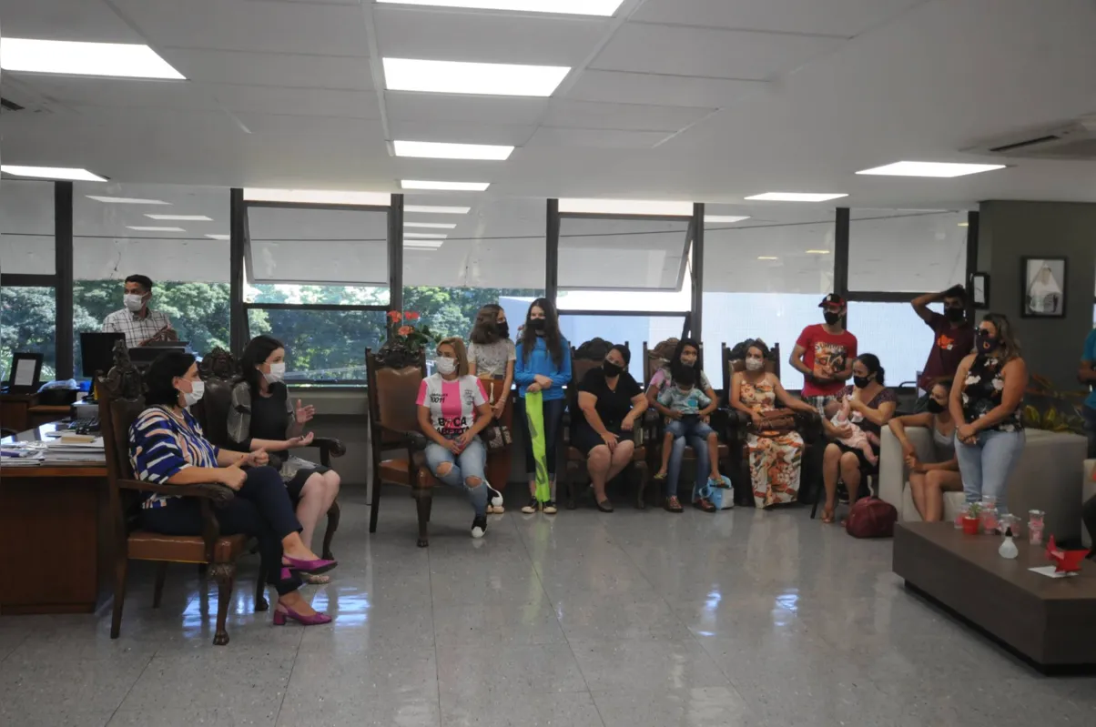 Compromisso foi assumindo pela secretária de Educação junto às famílias durante reunião na prefeitura