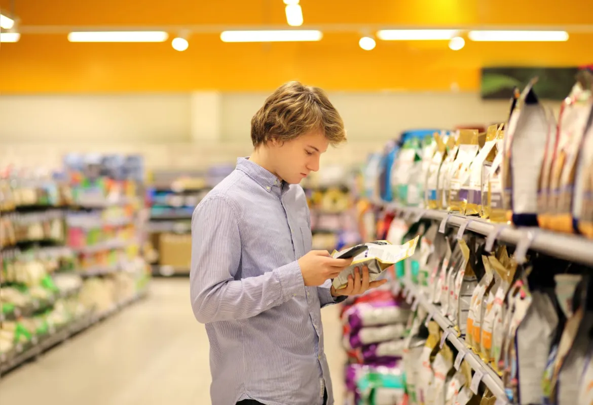 Jovens que moram longe da família enfrentam o dilema de como  manter uma alimentação saudável em um cenário de alta do preço dos alimentos