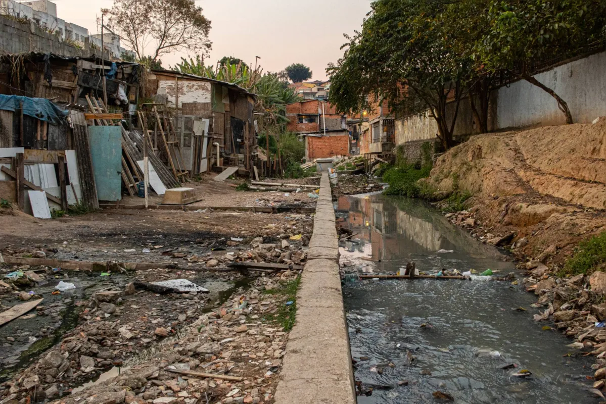 Segundo o documento, apenas 60,3% dos municípios brasileiros fizeram coleta de esgoto em 2017