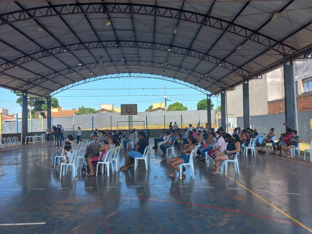 Imagem ilustrativa da imagem Famílias comemoram posse de terreno em novo bairro de Londrina