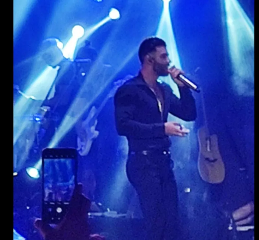 Show de Gusttavo Lima em Londrina foi marcado por uma mega estrutura de som e queima de fogos de artifício, cantor apresentou grandes hits