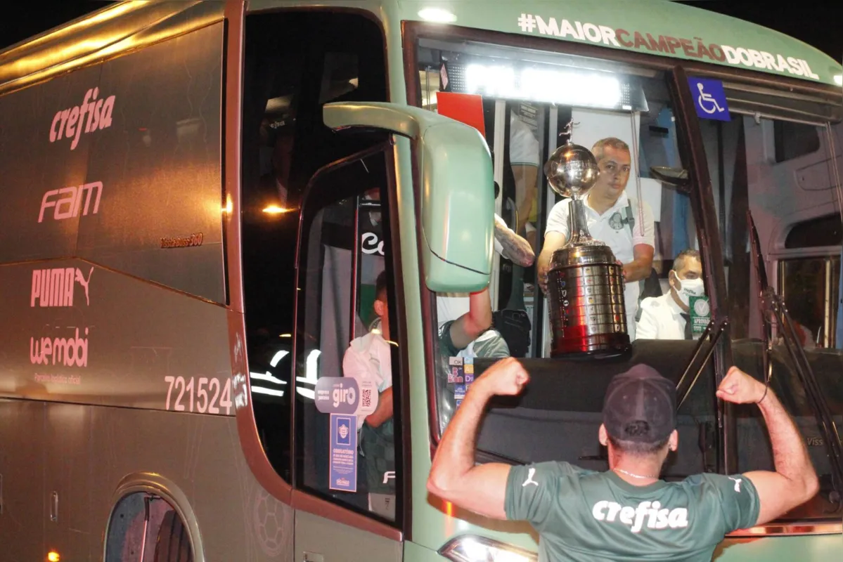 O elenco do palmeiras foi recepcionado pela torcida no Aeroporto de Guarulhos 