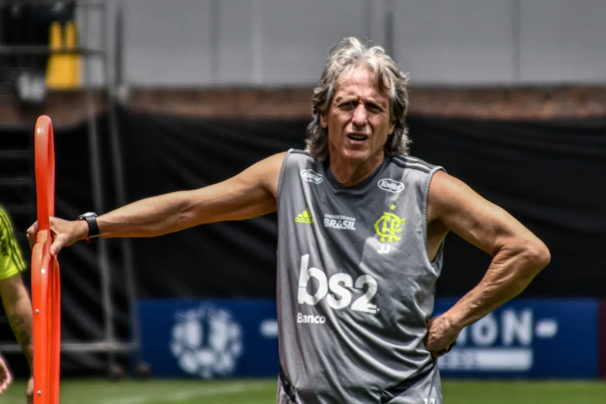 Imagem ilustrativa da imagem Flamengo vive guerra fria com Benfica e aposta em desgaste por Jesus