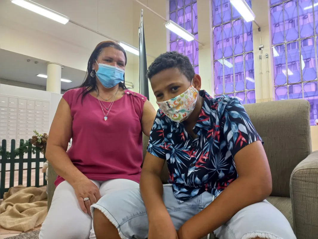  “Vão me olhar normal a partir de agora. Estou feliz e emocionado”, disse Rafael, ao lado da mãe Glaucia de Moura
