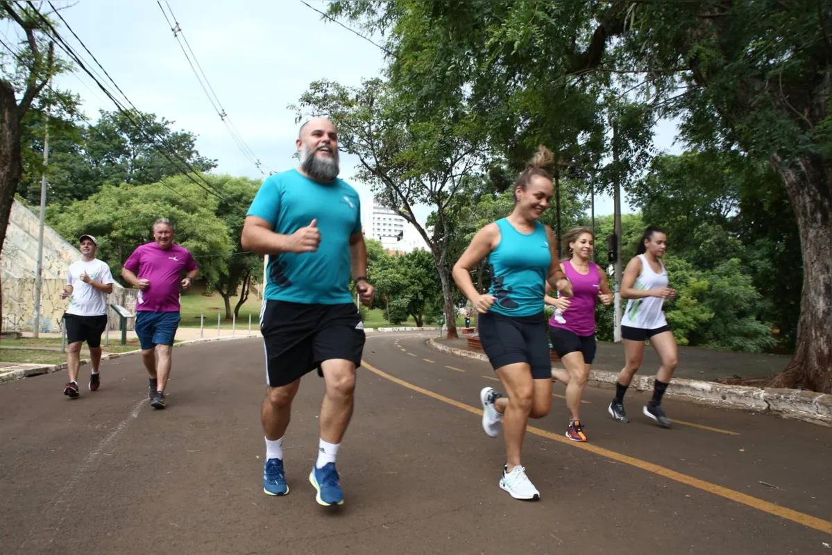 Imagem ilustrativa da imagem Grupo converte corrida em tênis para alunos carentes de Londrina