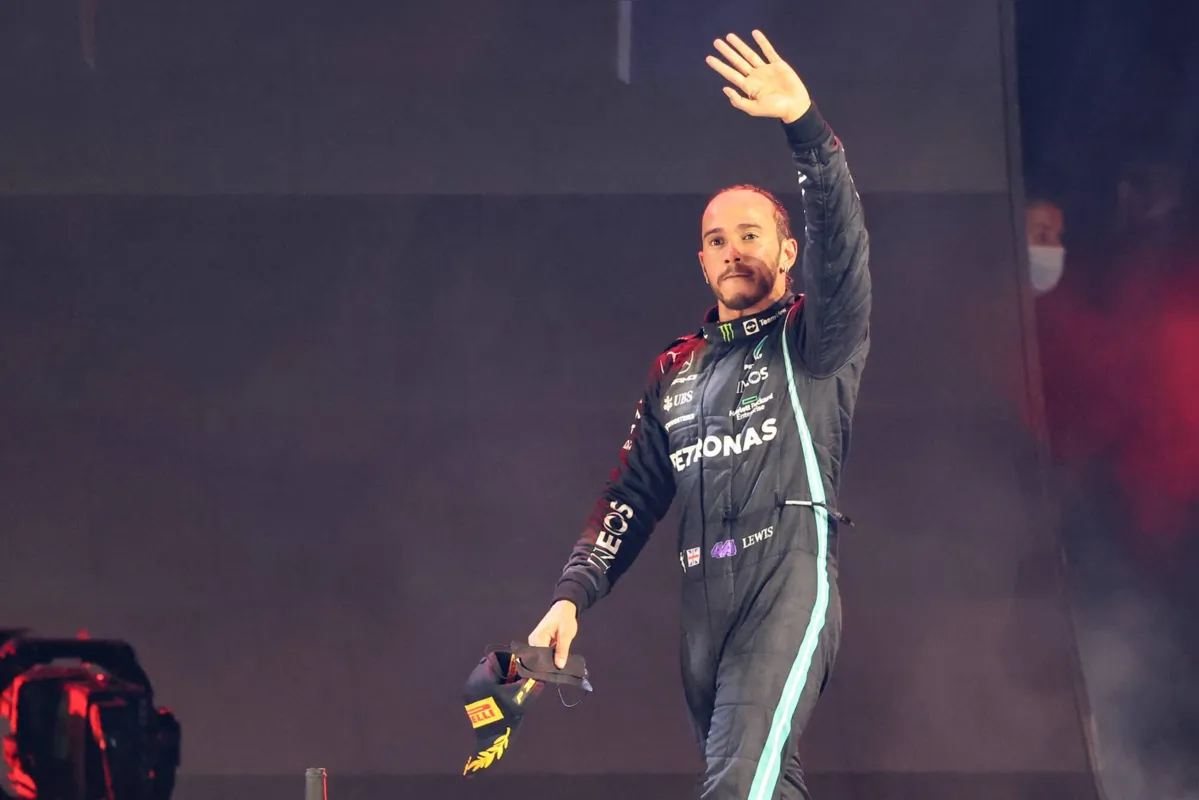 Imagem ilustrativa da imagem Hamilton vence, empata disputa e deixa definição da F1 para último GP