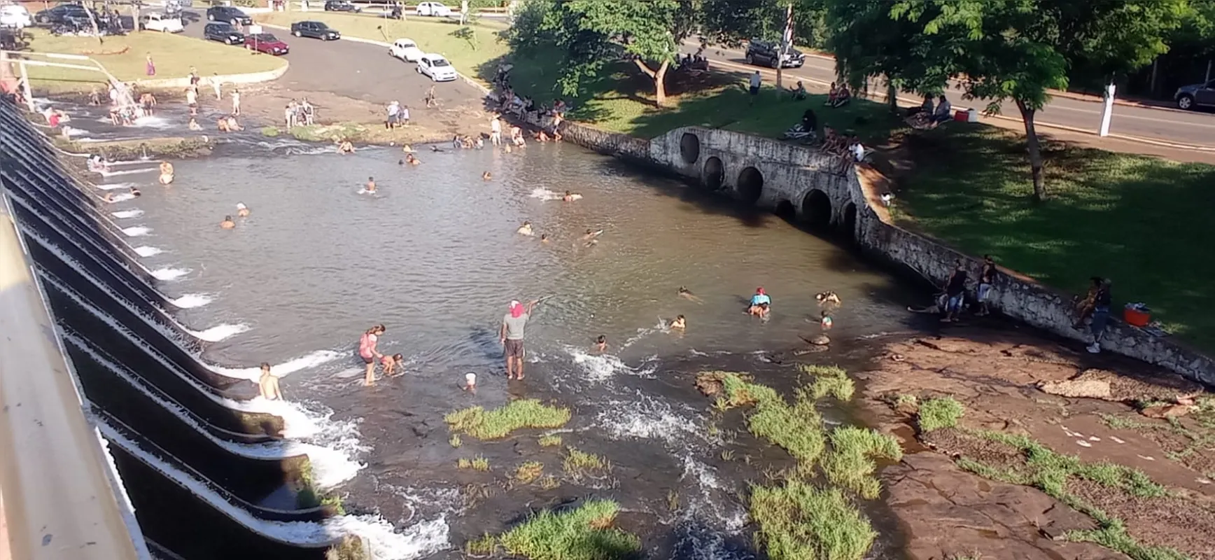 No primeiro domingo do ano, banhistas de Londrina e da região transformaram o Lago Igapó numa praia democrática para  crianças, jovens e adultos