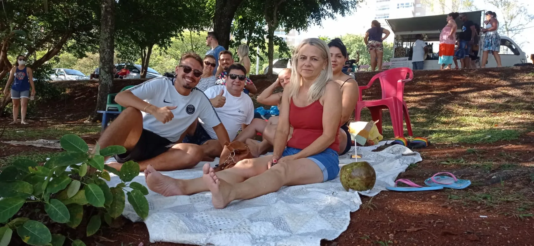 A família Tarosso, com parentes de Londrina e Campinas, preferiu o gramado às margens do lago