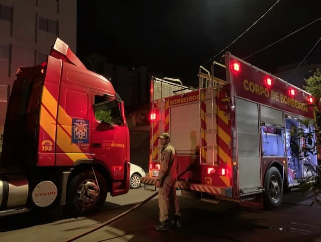 Imagem ilustrativa da imagem Incêndio destrói construção de madeira no centro de Londrina