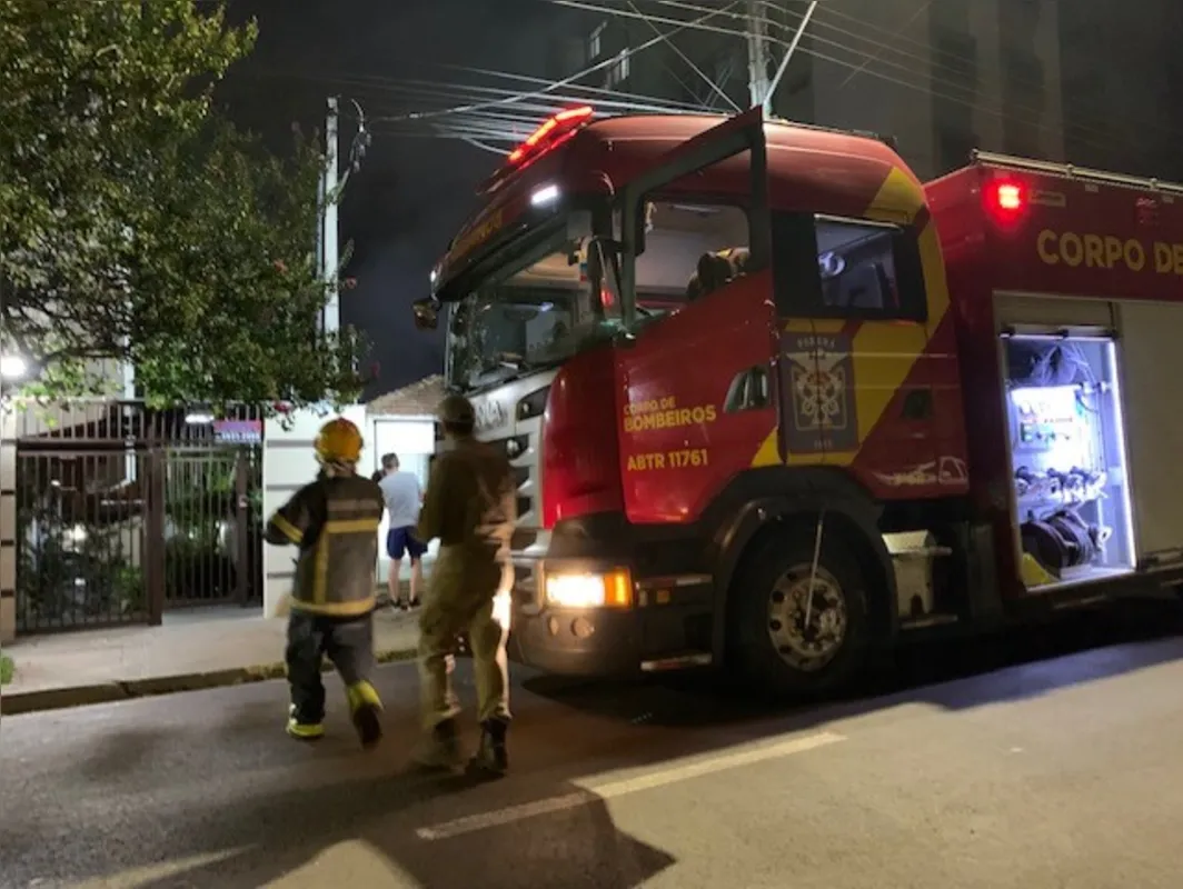 Imagem ilustrativa da imagem Incêndio destrói construção de madeira no centro de Londrina