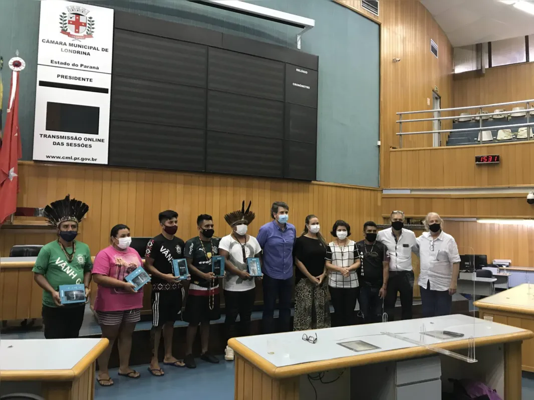 Solenidade de entrega de tablets na Câmara Municipal de Londrina destacou o valor da cultura indígena