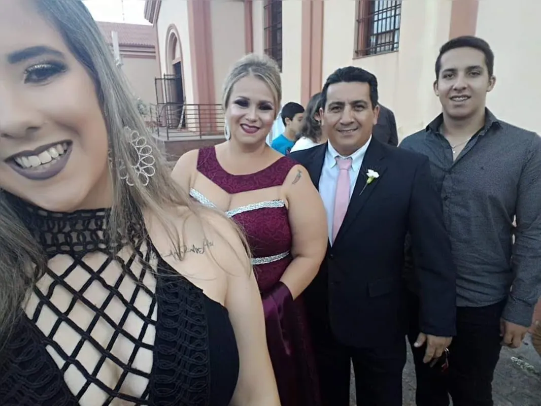 Recuperada, Jacqueline Vicente  (segunda da direita para a esquerda), espera com otimismo as festas de fim de ano. " a data vem carregada de esperança e de renovação