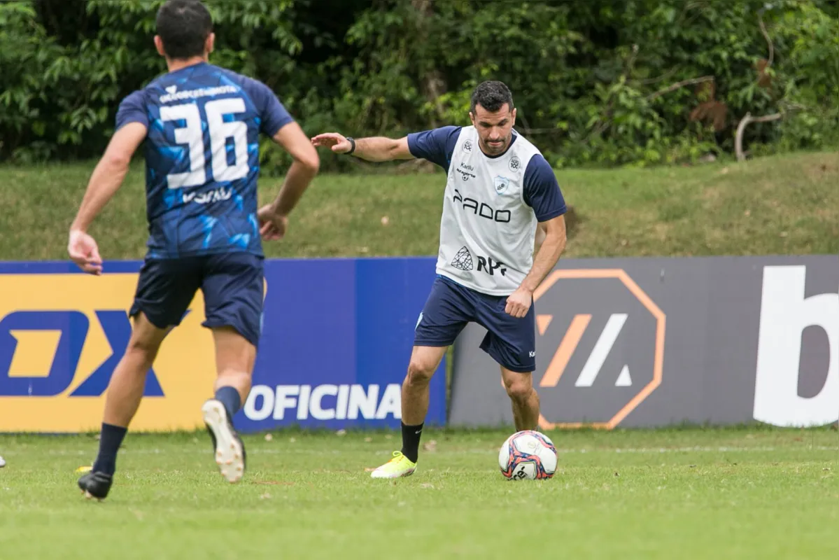 Recuperado de lesão muscular, o lateral Eltinho volta ao LEC após duas partidas