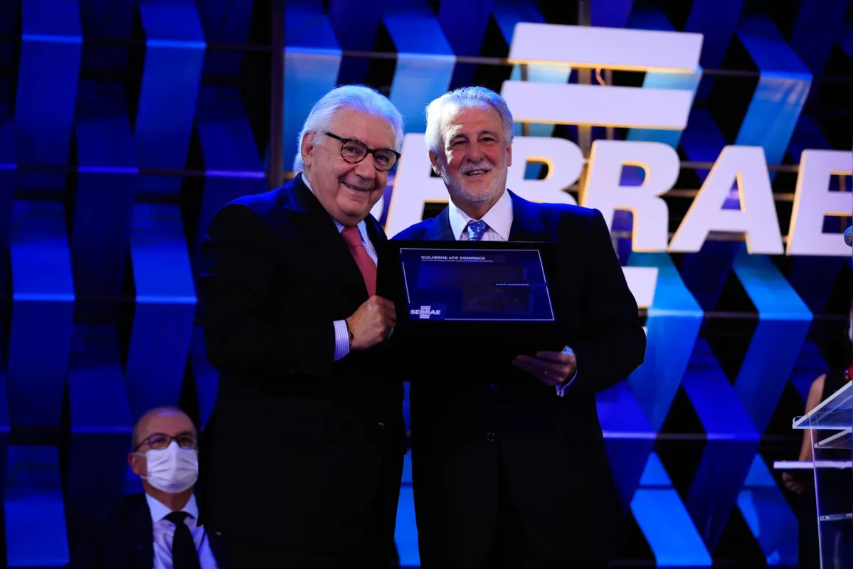 Presidente do Sebrae, Carlos Melles, e um dos homenageados, o atual assessor especial do Ministério da Economia, Guilherme Afif Domingos