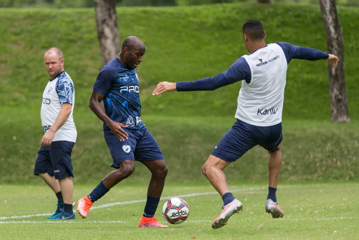 O colombiano Córdoba volta a lateral do Londrina no jogo decisivo com o Vasco