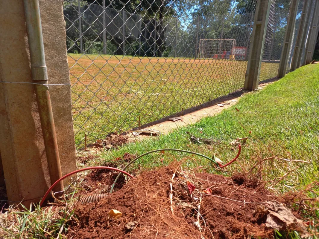 No início deste mês, parte da fiação do centro de esporte e lazer do Lagoa Dourada foi desenterrada e levada