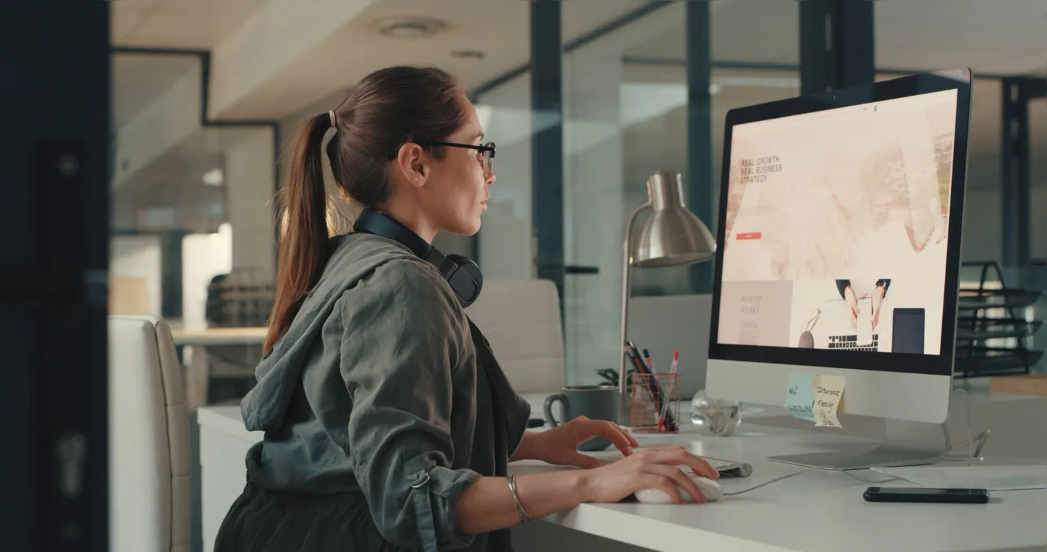 Assim como o marketing tradicional, o marketing digital tem o objetivo de comunicar, promover e divulgar produtos e serviços, mas a diferença é o uso das plataformas no meio online e outras ferramentas digitais