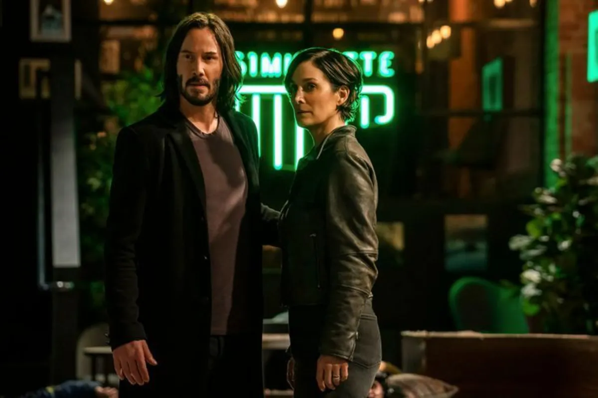 Matrix Resurrections: Nessa nova trama, Anderson-Neo está perto de um colapso nervoso, tem sonhos e alucinações. Com dificuldade de distinguir o que é realidade e o que é ficção, o designer de games recorre a sessões com um analista