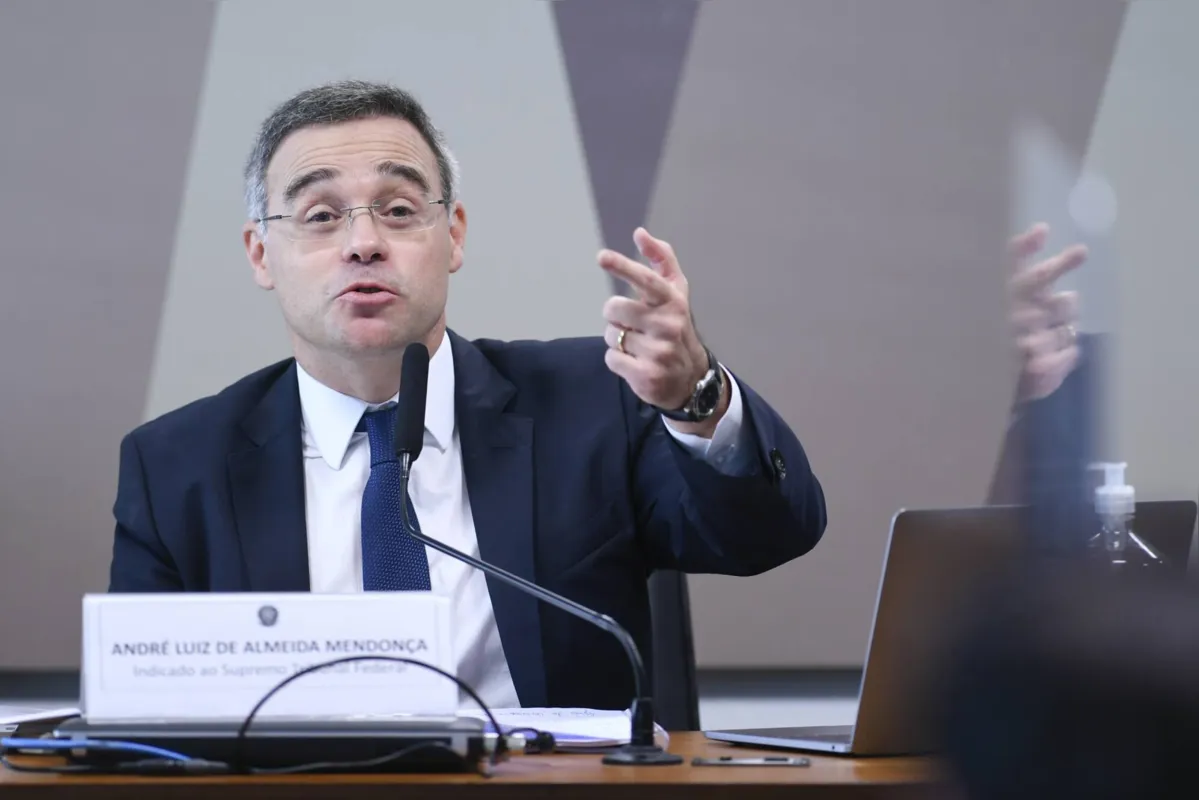Imagem ilustrativa da imagem Mendonça é aprovado em comissão, e indicação ao STF vai ao plenário do Senado