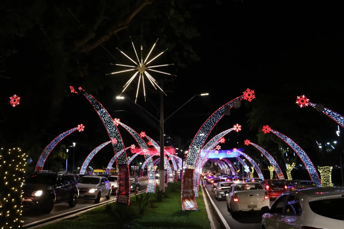 O ônibus segue pela avenida Higienópolis, onde estão instalados os arcos luminosos