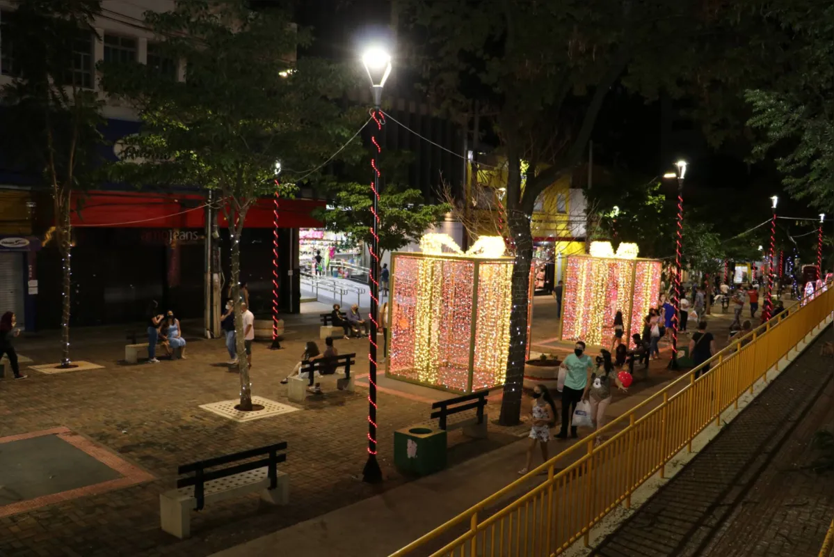 Calçadão de Londrina também recebeu decoração típica