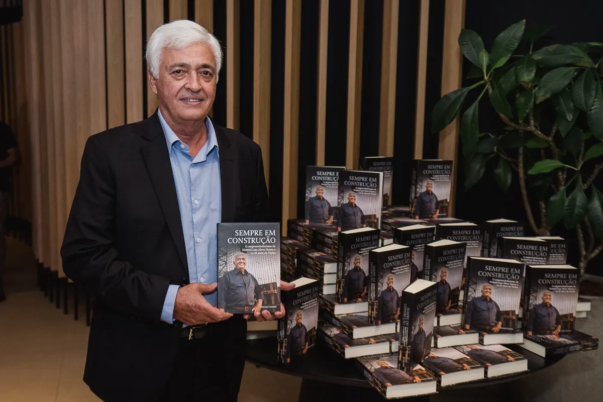 Manoel Luiz Alves Nunes, fundador da Vectra, com o livro em comemoração aos 25 anos da construtora