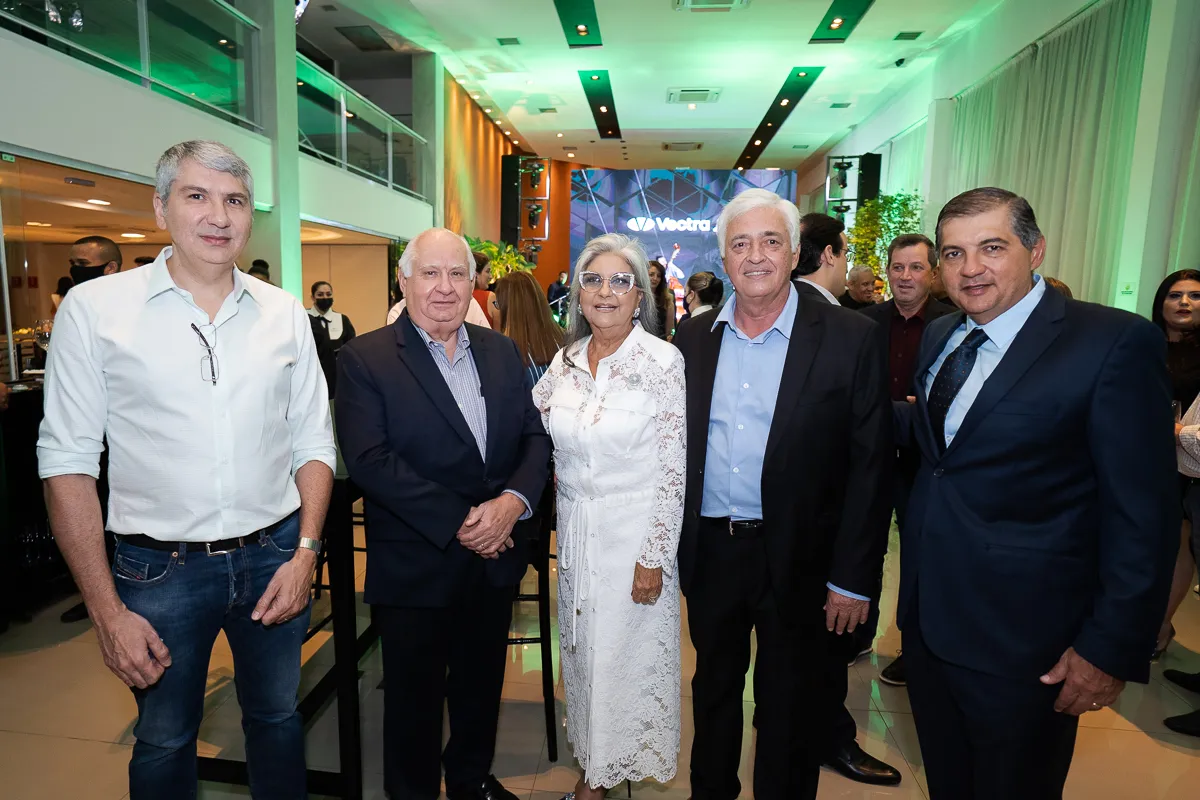 Fernando Januário, Dirceu Januário e Ricardo Januário ao lado do casal anfitrião Manoel e Regina