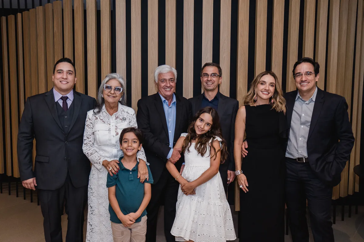 A família Alves Nunes completa. O presidente da Vectra, Manoel Luiz Alves Nunes, ao lado da esposa Regina, dos filhos Roberta, com sua família, e Guilherme, além do jornalista e escritor Wilhan Santin
