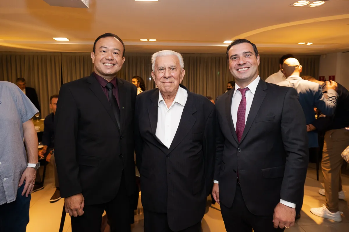 Os colaboradores da Vectra, Ricardo Yamaguti e Fernando Cruz, ao lado de Elias Plácido Ribas Cesar