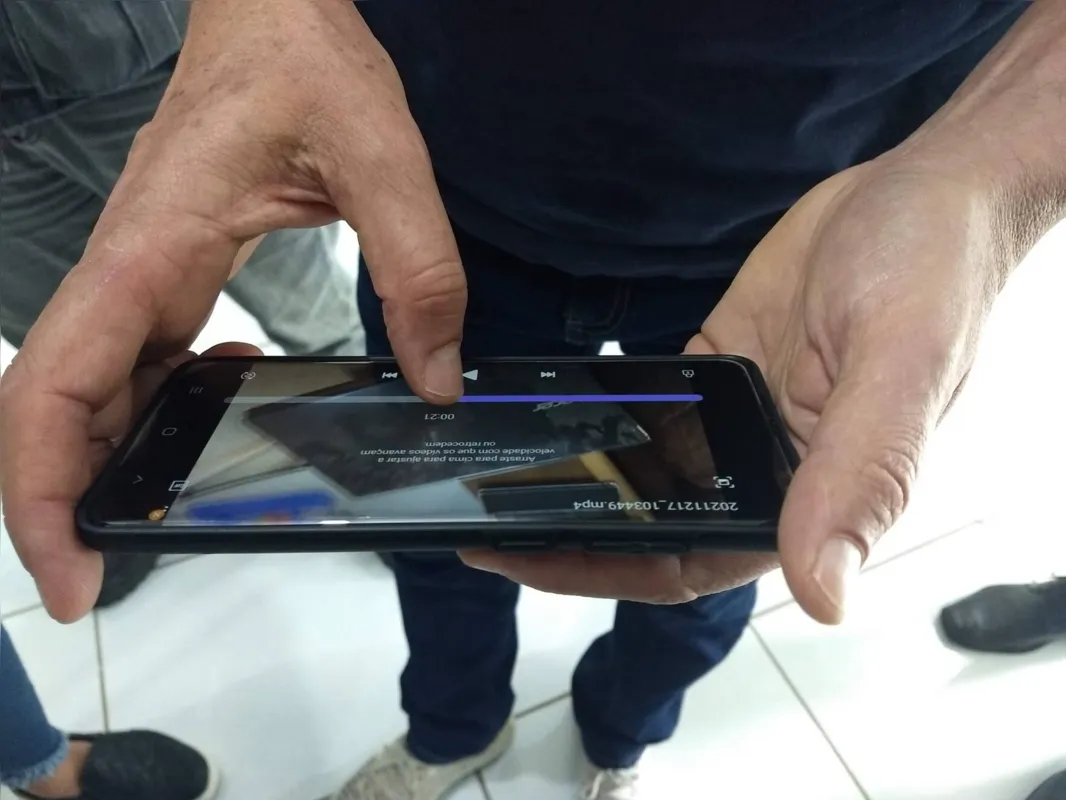 Foram apreendidos equipamentos eletrônicos como telefones celulares e notebooks, que serão periciados. 