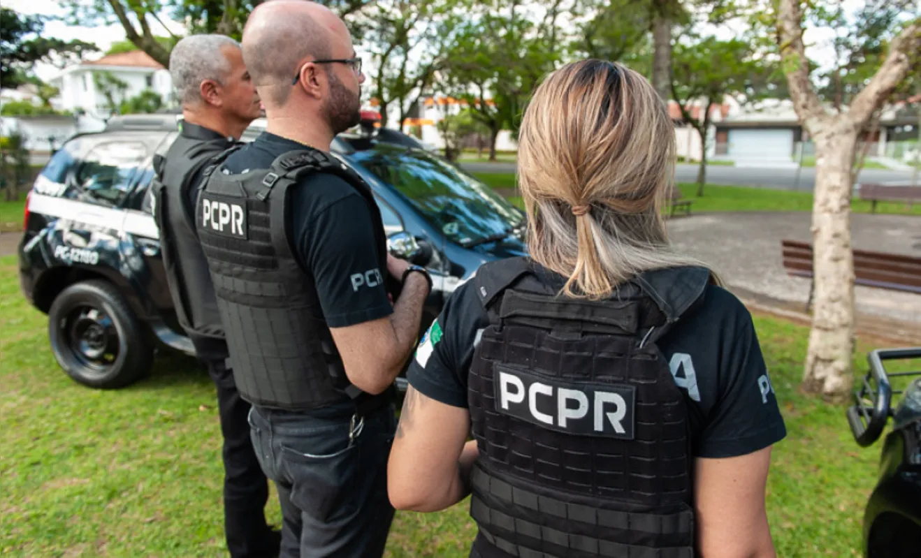 Após investigações de alta complexidade, a PCPR identificou que havia fraude nos espelhos de frequências de médicos, falsificação de atestados e receituários médicos 