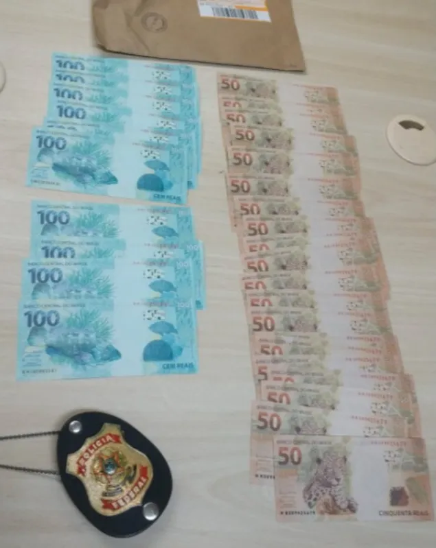 Envelope possuía 10 cédulas de R$ 100,00 e 20 cédulas de R$ 50,00, totalizando o valor de R$2 mil em cédulas falsas. 