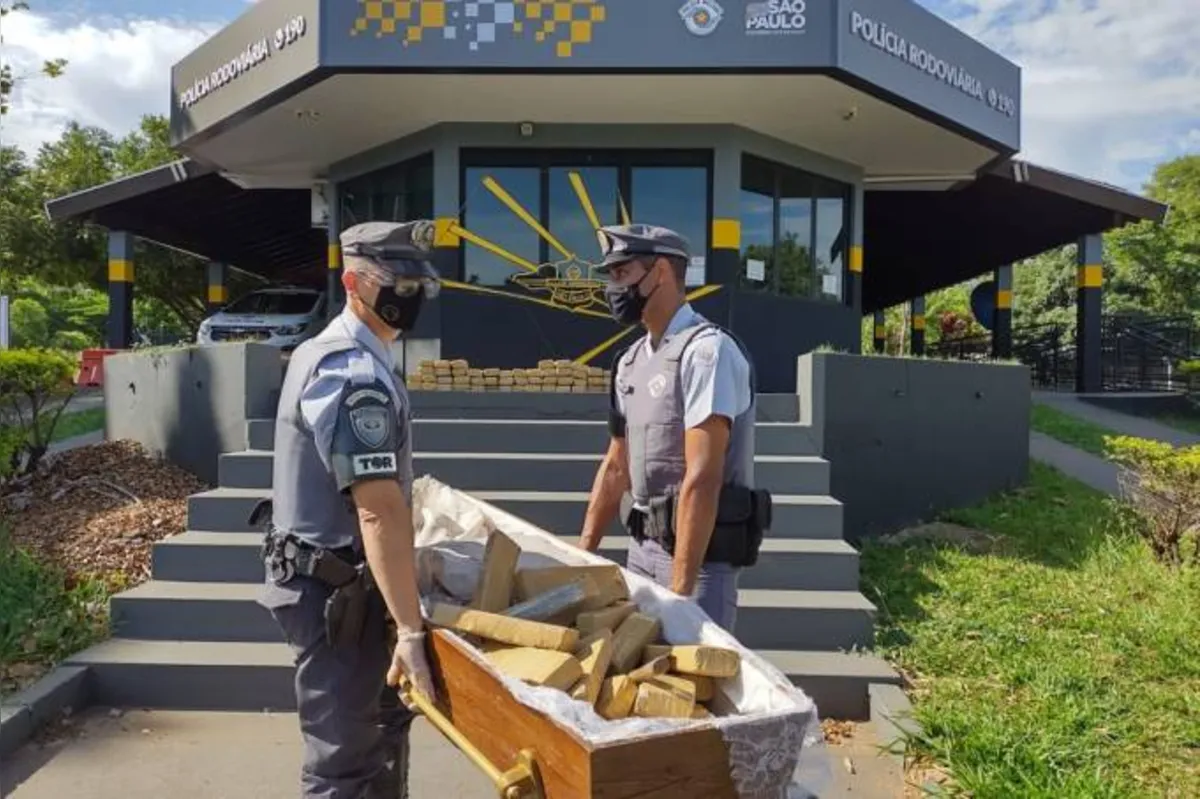Imagem ilustrativa da imagem Polícia apreende drogas escondidas em caixão que saiu de Londrina