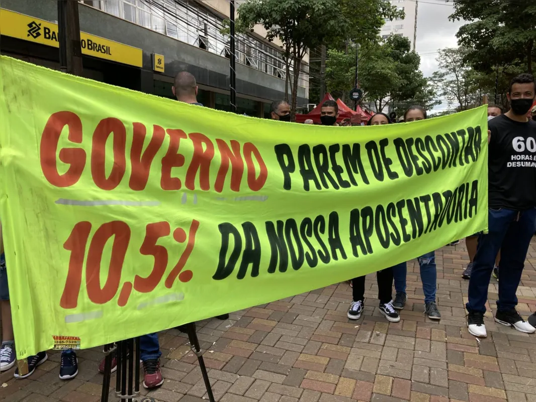 Imagem ilustrativa da imagem Policiais militares protestam contra reposição salarial de 3% em ato no calçadão