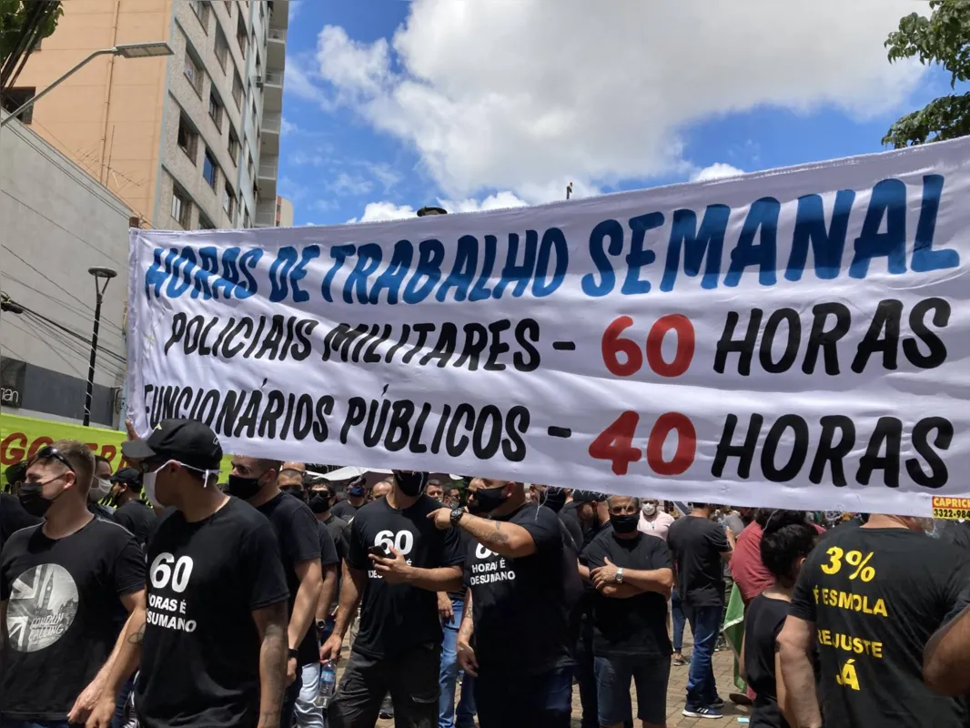 Imagem ilustrativa da imagem Policiais militares protestam contra reposição salarial de 3% em ato no calçadão