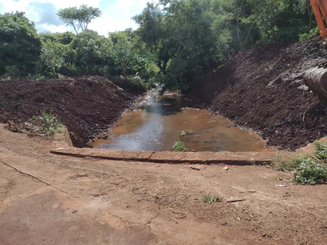Ponte do jardim Ecoville: transbordamento do córrego Esperança