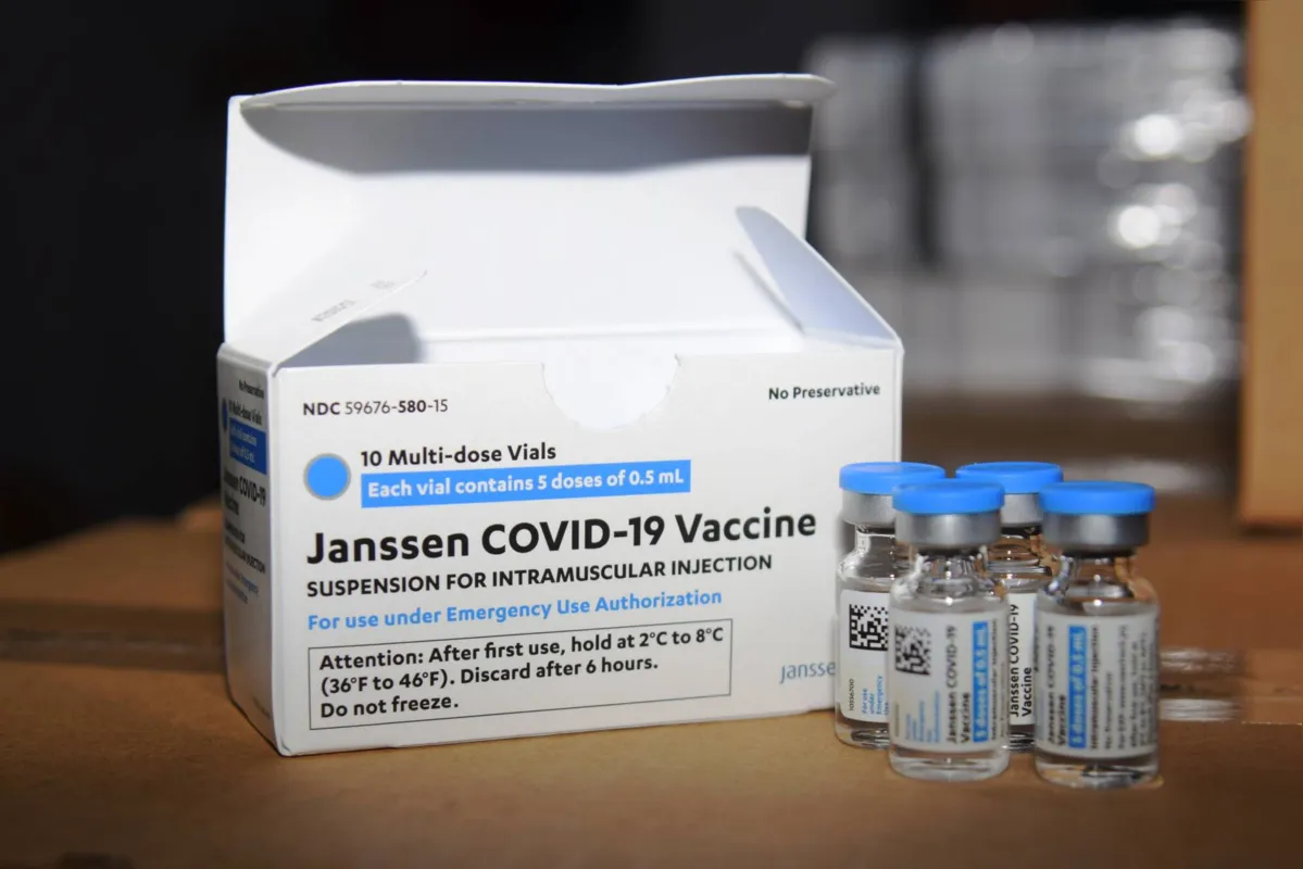 O primeiro lote da dose reforço da Janssen chegou nesta quarta-feira (8).