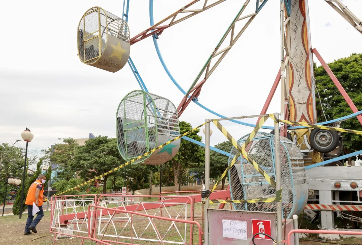 Imagem ilustrativa da imagem Roda gigante de parque de diversão instalado em Londrina é interditada