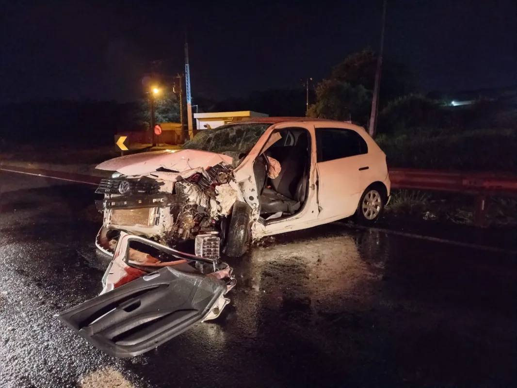 Motorista do Gol ficou preso e precisou ser retirado pelos Bombeiros